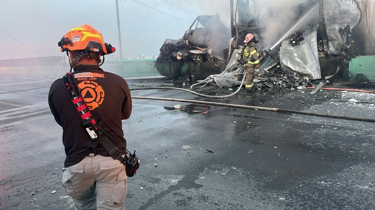 Tráiler se incendia y bloquea la autopista de cuota al Aeropuerto