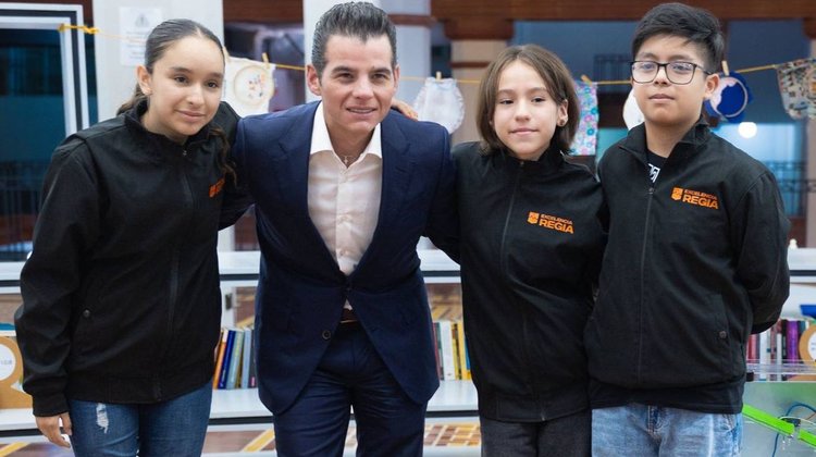 Dona sueldo Miguel Flores a jóvenes que van a mundial de robótica