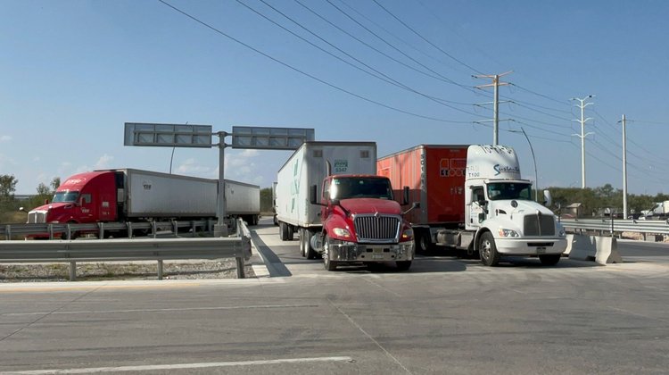 Agricultores mantienen cierres carreteros en Tamaulipas