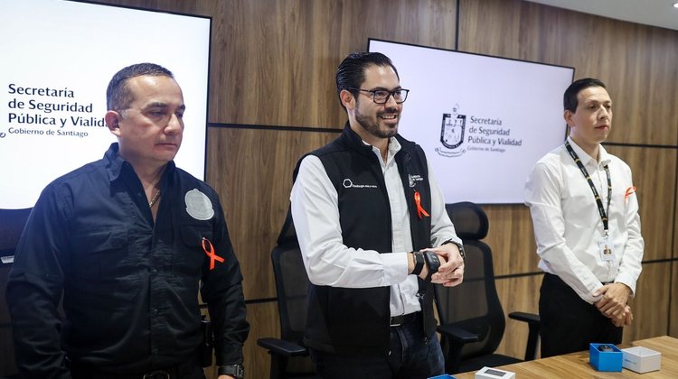Santiago lanza pulsera para mujeres víctimas de violencia