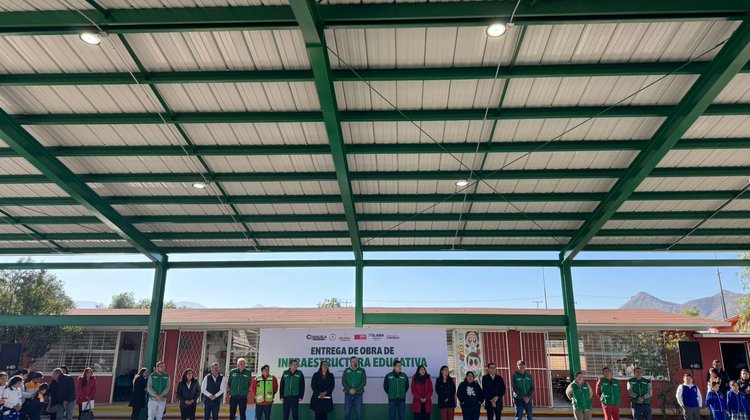 Padres de familia deciden construcción de techumbre