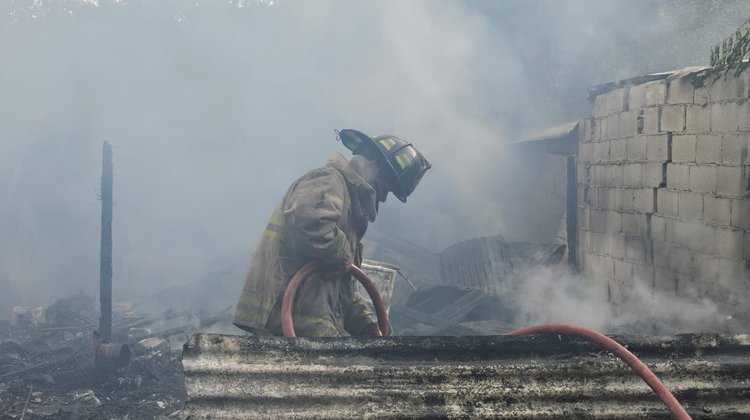 Incendio consume cuatro tejabanes en la colonia Tierra Propia