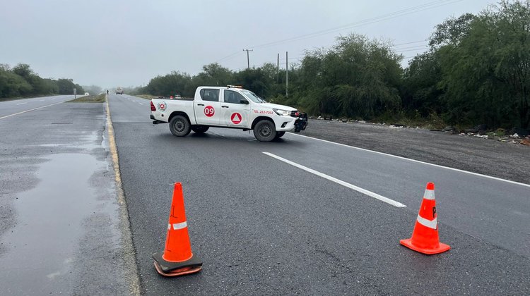 Volcadura en Linares termina con tres heridos y cierre vial
