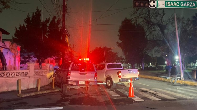 Chocan vehículos en Doctor Coss e Isaac Garza en Monterrey