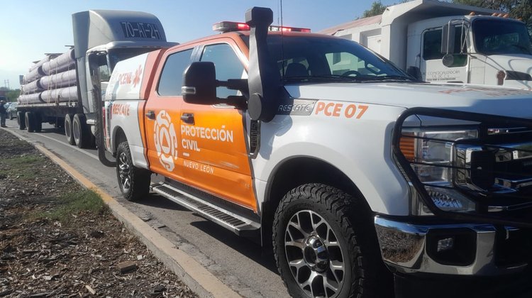 Se registra accidente entre tráiler y automóvil en Morones Prieto