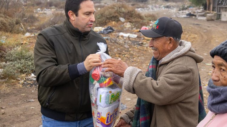 Alcalde de Saltillo entrega de apoyos ante bajas temperaturas 