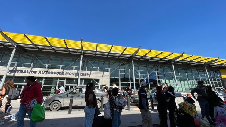 Regresan familias a Monterrey tras vacaciones decembrinas