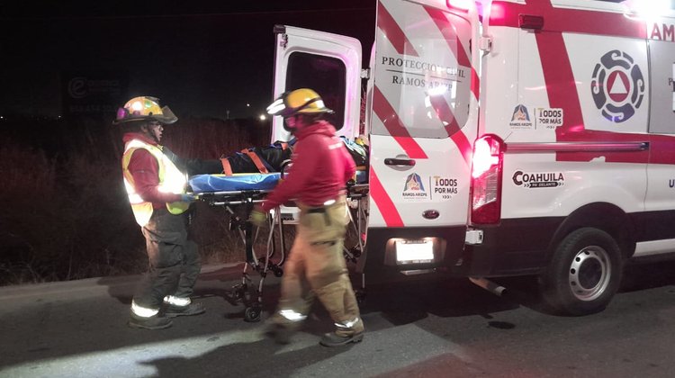 Cae auto a arroyo en Venustiano Carranza; conductor pierde vida