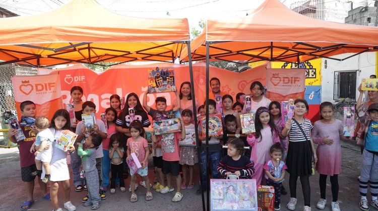 Entrega DIF Nuevo León más de 1,000 juguetes en Monterrey