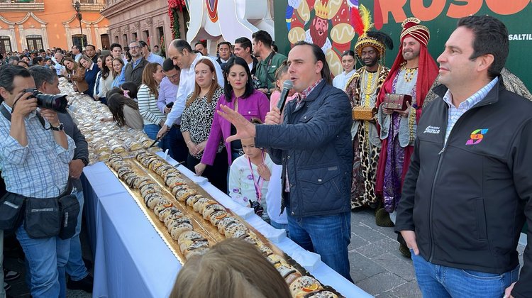 Gobierno de Coahuila parte rosca de reyes en Saltillo