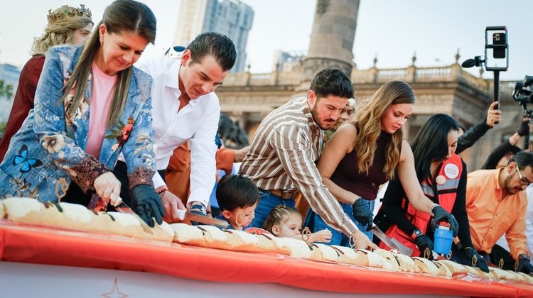 Encabezan Samuel y Mariana festejo por el Día de Reyes