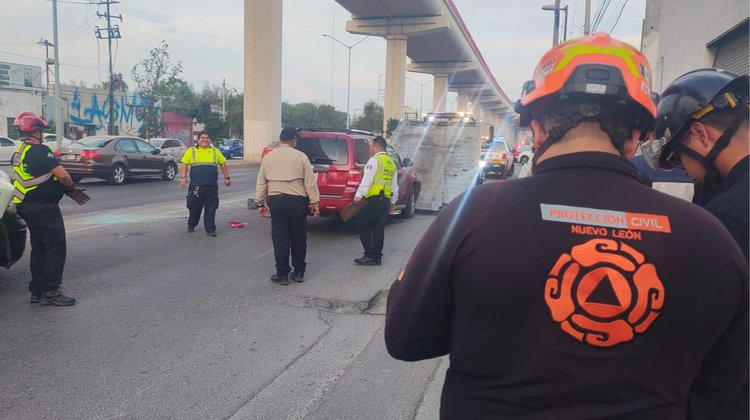 Camioneta vuelca en cruce de Félix U. Gómez; no reportan heridos