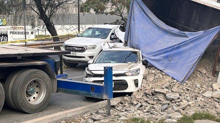 Volcadura de camión en Santa Catarina deja dos lesionados