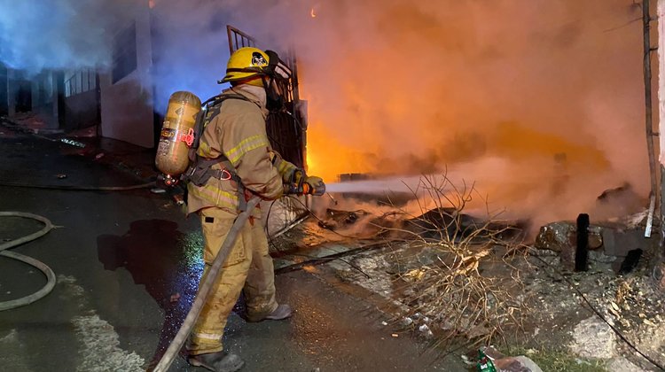 Incendio en casa abandonada alerta a vecinos de Ramos Arizpe 