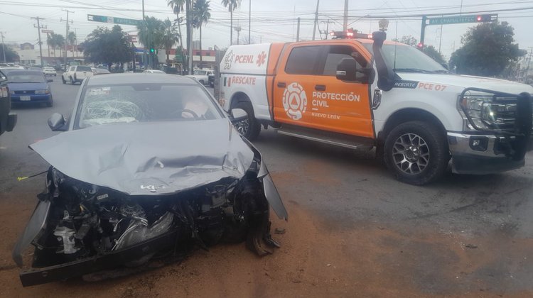 Choque deja una lesionada en avenida Chapultepec en Guadalupe