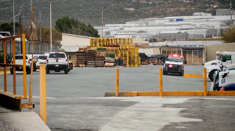 Evacúan trabajadores tras conato de incendio en Santa Catarina