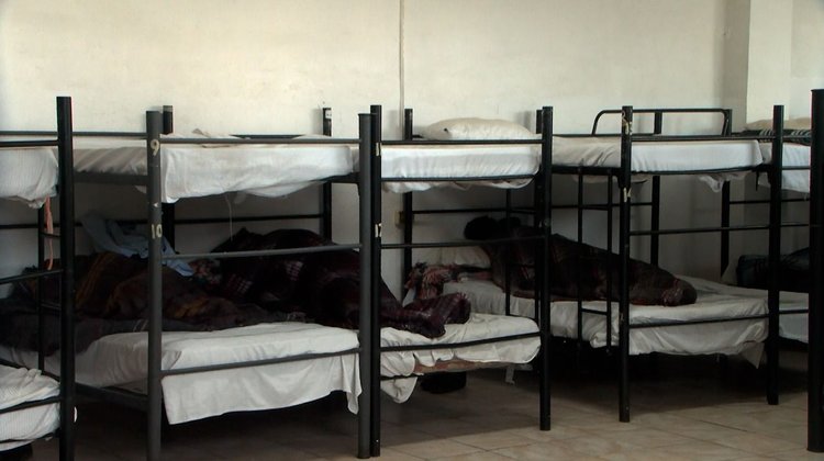 Albergues refugian a decenas de personas por frío en Nuevo León