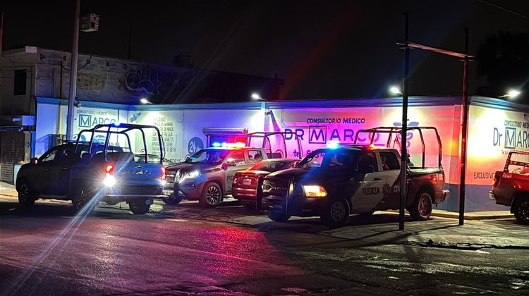 Hombre llega baleado a consultorio médico en García