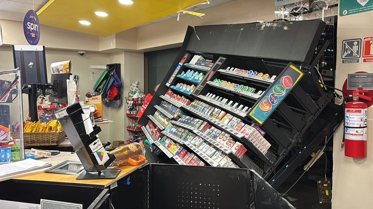 Camioneta se estrella en tienda de San Pedro y deja un lesionado