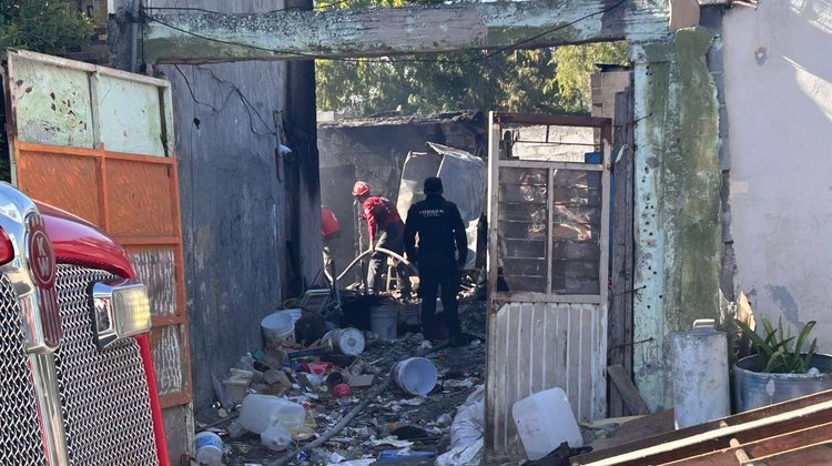 Rescatan a adulto mayor atrapado en incendio en Monterrey