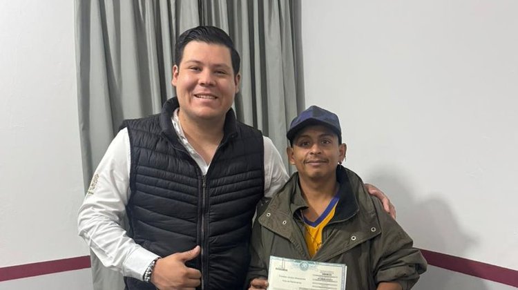 Tampiqueño tramita su acta de nacimiento ¡con 26 años!