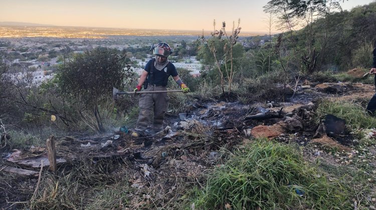 Sofocan incendio de basura en las faldas del Cerro de la Silla