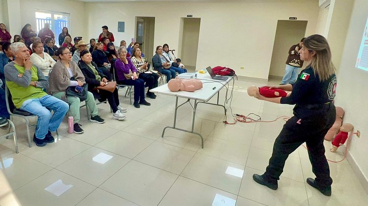 Capacitan Protección Civil Jaguares a mujeres de Santa Catarina