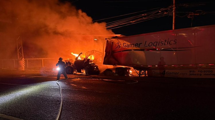 Cabina de tractocamión se incendia sobre la carretera a Laredo