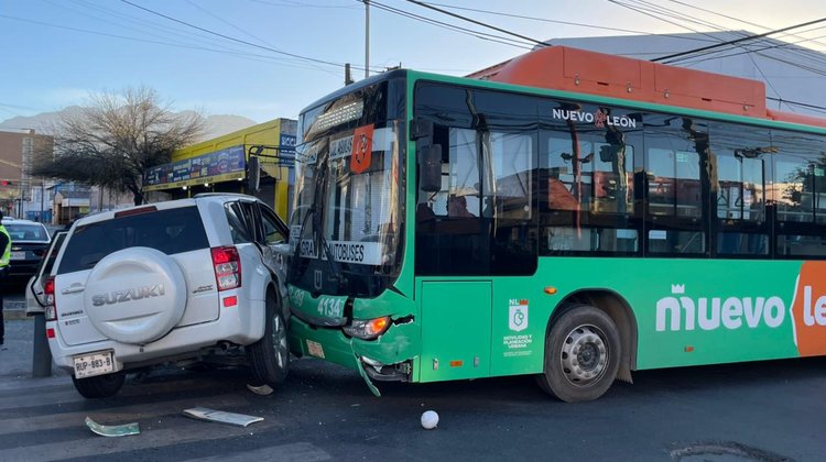 Resultan lesionadas niña y su mamá en choque con camión