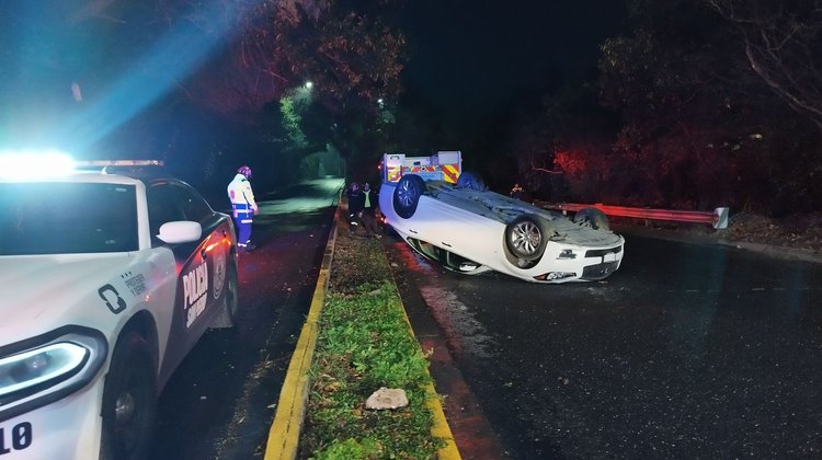 Volcadura deja a un joven lesionado en San Pedro
