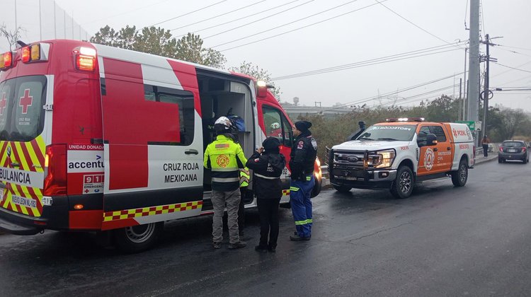 Camioneta cae al río Santa Catarina; conductor ileso