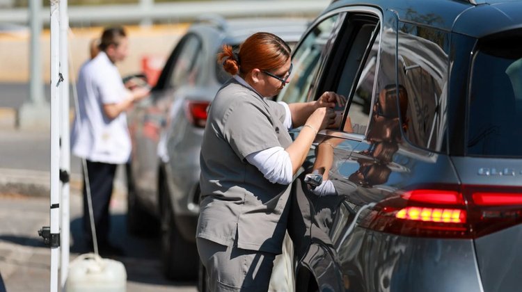 Habilitan en San Pedro drive thru para facilitar vacunación