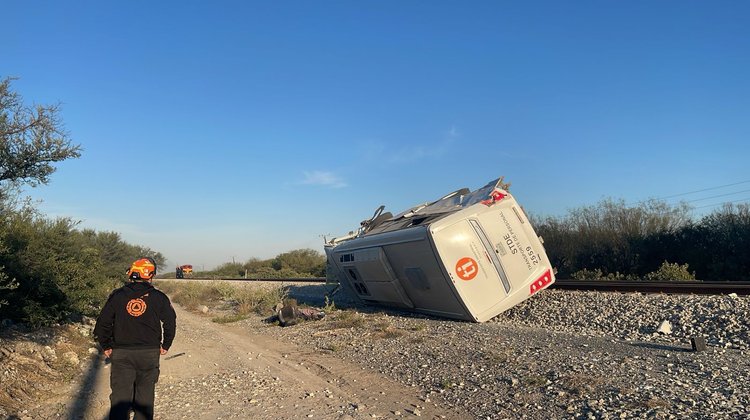 Choque entre camión y tren deja dos muertos en Pesquería