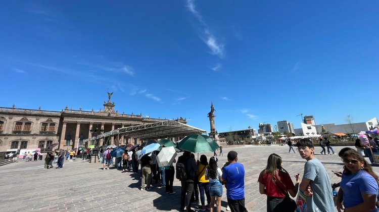 Llegan miles por vacunas a la Explanada de los Héroes
