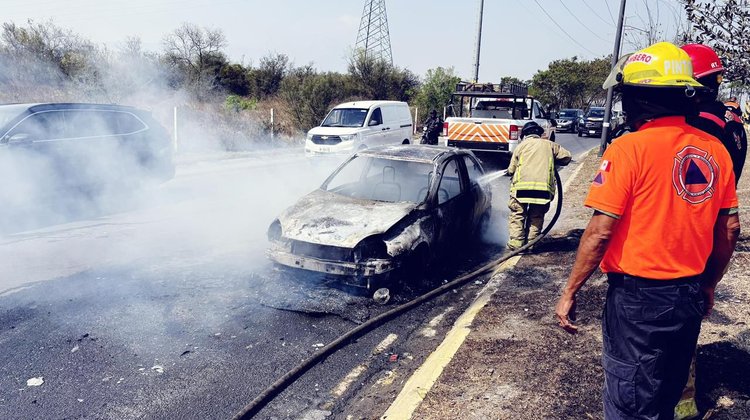 Incendio consume vehículo en avenida Eloy Cavazos