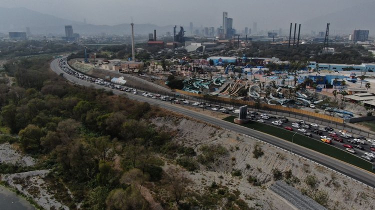 Cierre de carril exprés provoca tráfico en avenida Constitución