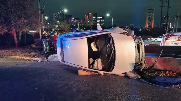 Vuelca conductora en la colonia Nuevo Repueblo; resulta ilesa