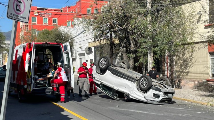 Vuelca camioneta tras pasarse semáforo en rojo en Centro