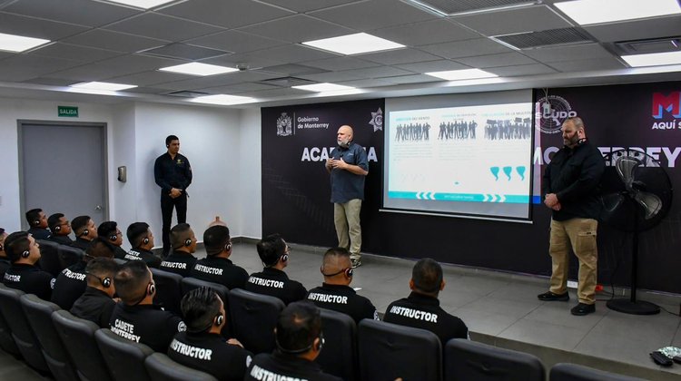 Policías de Monterrey reciben capacitación en armas no letales