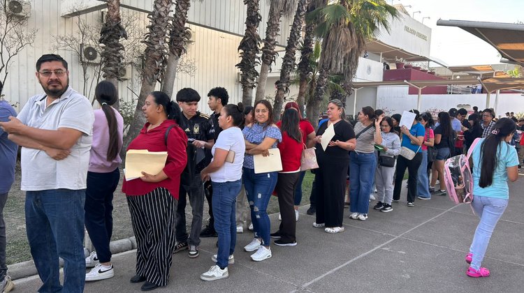 Largas filas por becas Benito Juárez en Palacio Federal