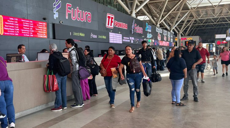 Alta afluencia en Central de Autobuses por fin de semana largo