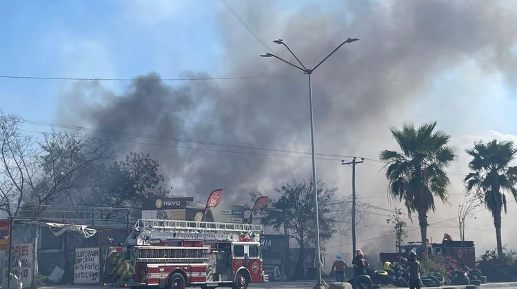 Arden tres comercios tras incendio de baldío en Juárez
