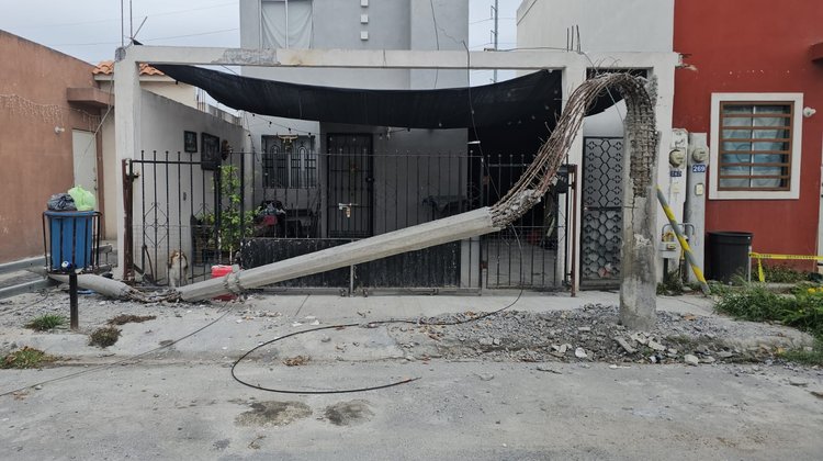 Poste colapsa en Apodaca; vecinos denuncian omisión de CFE