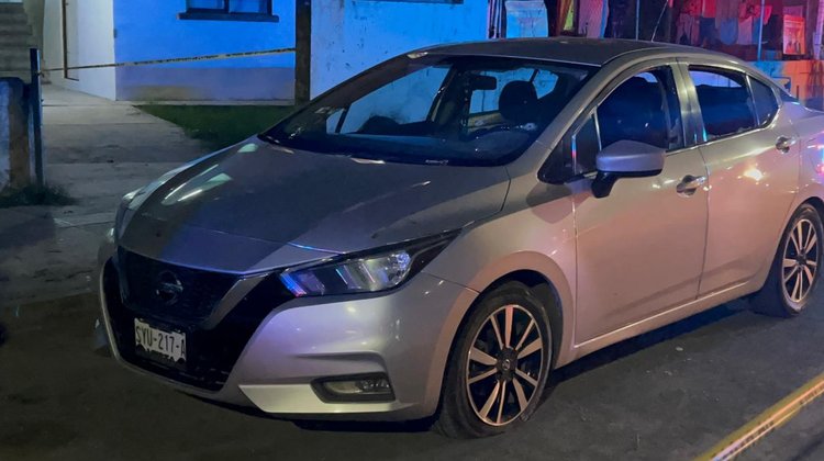 Disparan a conductor en San Nicolas; vehículo quedó abandonado