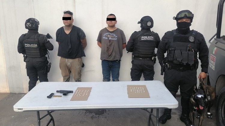 Capturan a dos hombres tras persecución en el centro de Monterrey