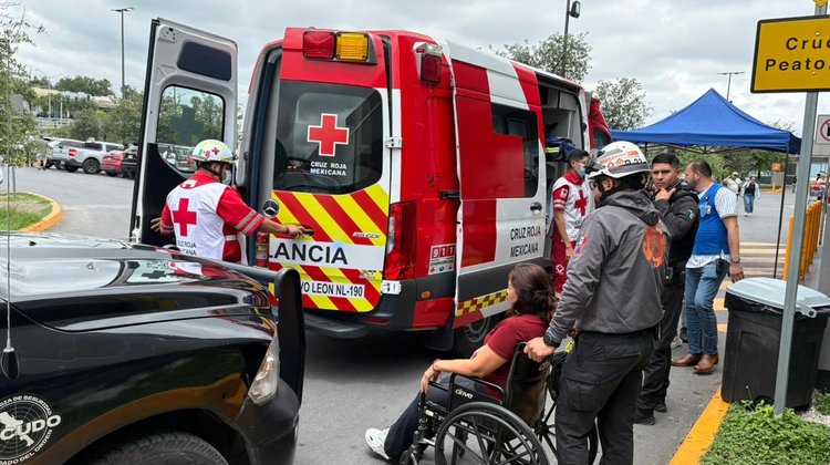 Atienden a mujer tras aplastamiento en área de licores