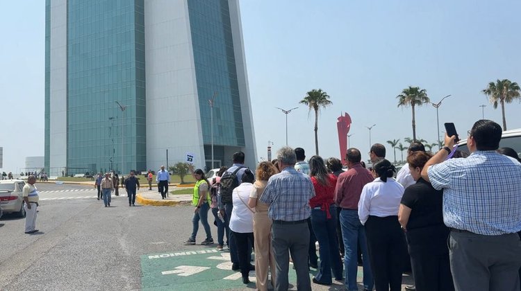 Evacúan Torre Bicentenario en 7 minutos por Simulacro Nacional