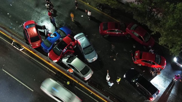 Corriente arrastra 13 vehículos tras tormenta en Monterrey