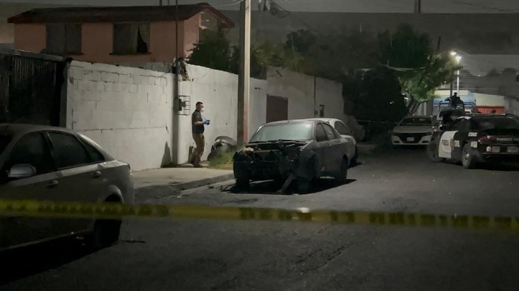 Investigan muerte de hombre hallado dentro de auto abandonado
