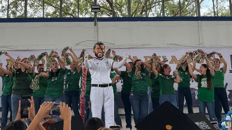 Graduación se vuelve viral con baile de maestros en Reynosa